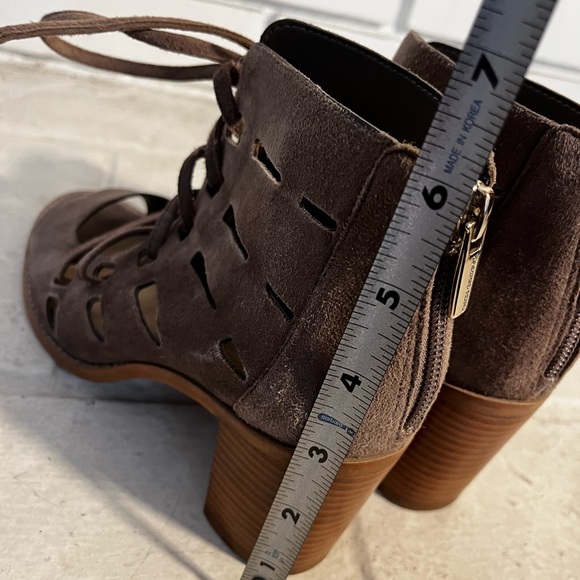 Vince Camuto Tressa Taupe Bootie Size 6.5 - Picture 5 of 11